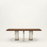 Mesa de Gabrielle Paris, silueta y acabado de mesa de comedor rectangular en nogal
