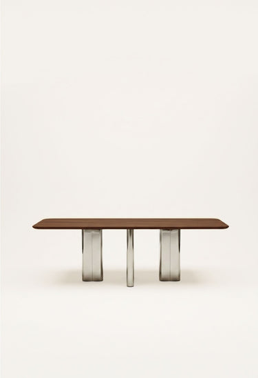 Mesa de Gabrielle Paris, silueta y acabado de mesa de comedor rectangular en nogal
