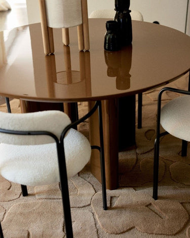 Mesa de comedor Gabrielle Paris: vista elevada del tablero caramelo