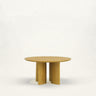 Mesa de Gabrielle Paris, silueta y acabado de mesa de comedor redonda de madera lacada ámbar