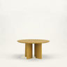 Mesa de Gabrielle Paris, silueta y acabado de mesa de comedor redonda de madera lacada ámbar