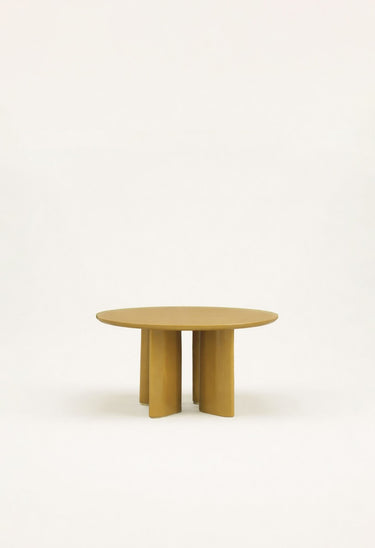 Mesa de Gabrielle Paris, silueta y acabado de mesa de comedor redonda de madera lacada ámbar