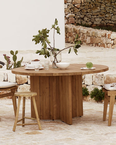 Mesa de comedor redonda de teca reciclada para exterior de Tine K Home