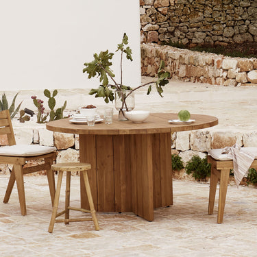 Mesa de comedor redonda de teca reciclada para exterior de Tine K Home