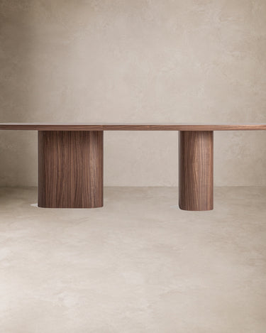 Mesa de comedor de nogal Vical sobre fondo topo claro