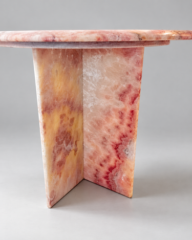 Detalle de la base angular y el veteado de la mesa de ónix rosa