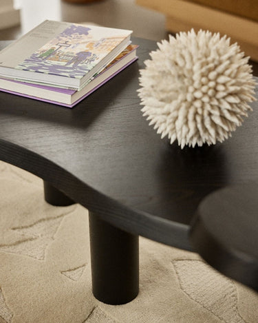 Mesa de centro Jeanne de madera lasurada negra de Gabrielle Paris, detalle del borde