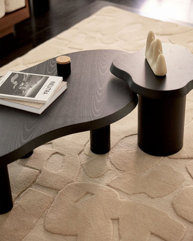 Mesa de centro Jeanne de madera lasurada negra de Gabrielle Paris, detalle del sobre