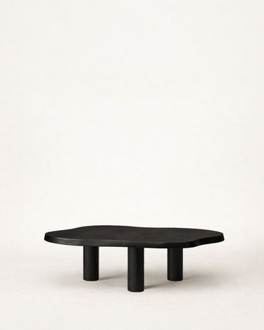 Mesa de centro Jeanne de madera lasurada negra de Gabrielle Paris, vista frontal