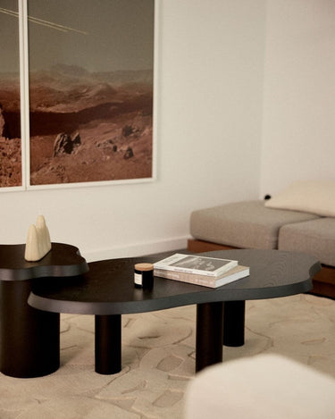 Mesa de centro Jeanne de madera lasurada negra de Gabrielle Paris, vista lateral