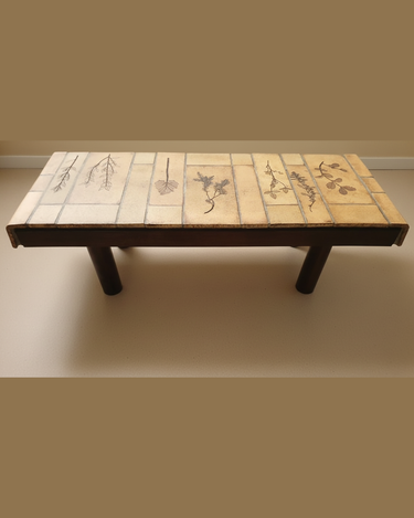 Mesa de centro Roger Capron con tablero de azulejos botánicos y patas oscuras