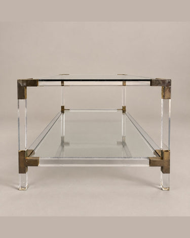 Mesa de centro transparente de dos niveles — detalle del tablero y estante inferior