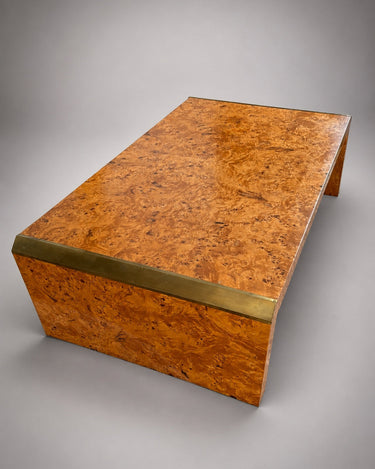 Mesa de centro vintage rectangular de madera de raíz con borde de latón