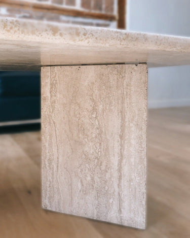 Detalle de mesa de centro de travertino
