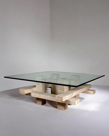 Detalle de mesa de travertino y cristal