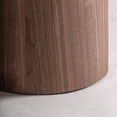 Mesa de comedor de madera DM con chapa de nogal de Vical, detalle de la chapa de nogal