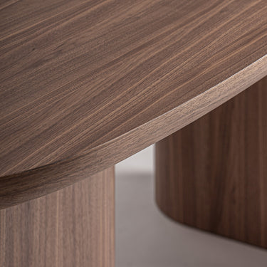 Mesa de comedor de madera DM con chapa de nogal de Vical, detalle de la unión de tablero y pata