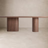 Mesa de comedor de madera DM con chapa de nogal de Vical, vista frontal sobre fondo topo claro