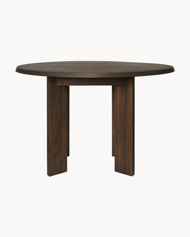 Mesa de comedor de Ferm Living con tablero redondeado y patas planas, vista frontal.