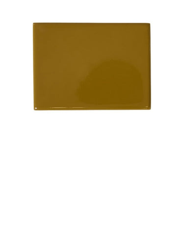 Mesa de comedor Victoire rectangular lacada en ámbar de Gabrielle Paris, muestra del acabado