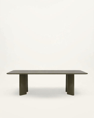 Mesa de comedor Victoire rectangular lacada en caqui de Gabrielle Paris, vista frontal en estudio