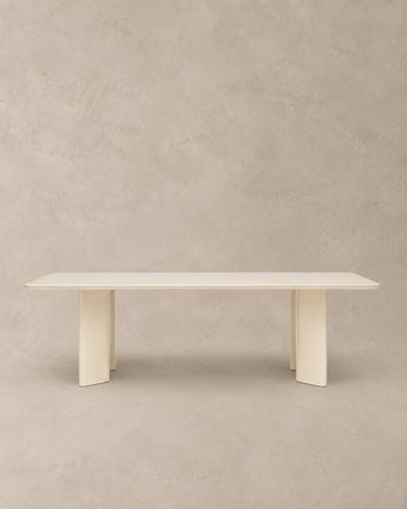 Mesa de comedor Victoire rectangular lacada en crema de Gabrielle Paris, vista frontal en estudio