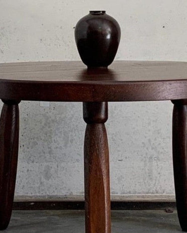 Detalle de mesa de comedor vintage de madera