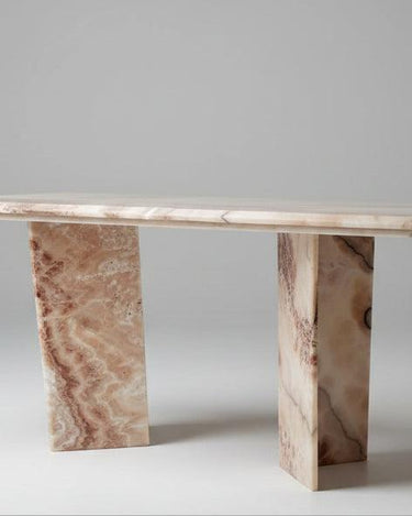 Mesa vintage de ónix rosa en ambiente