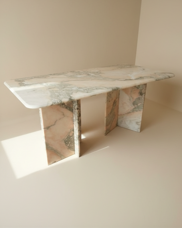 Mesa vintage de mármol rosa con base escultórica