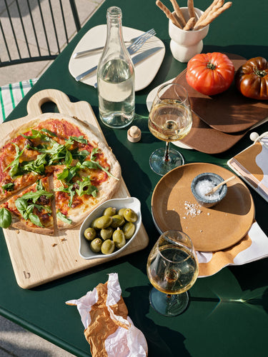 Mesa de jardín verde bosque preparada para una comida al aire libre
