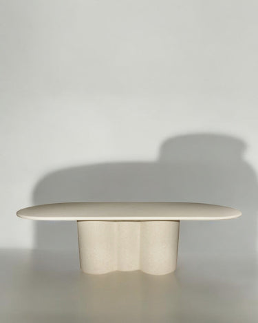 Mesa ovalada de microcemento para comedor