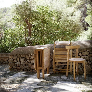 Detalle del acabado de mesa plegable de teca para exterior de Tine K Home