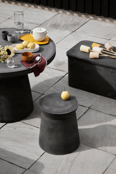 Mesa de exterior antracita de Broste Copenhagen preparada para servir