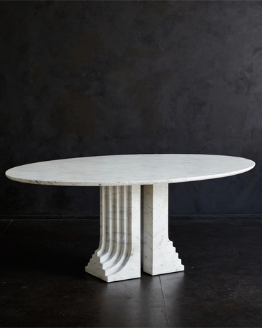Mesa Samo de mármol de Carlo Scarpa con sobre ovalado y bases acanaladas