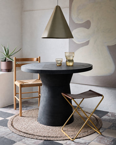 Mesas de comedor redondas de fiberclay en una composición con lámpara colgante