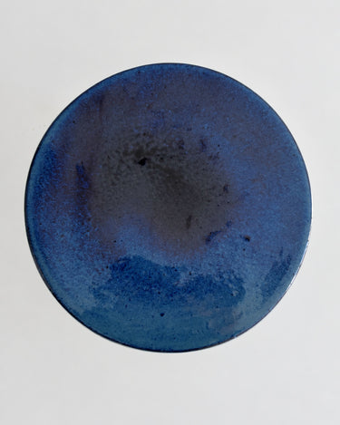 Mesita de noche de cerámica artesanal azul, vista superior del esmalte