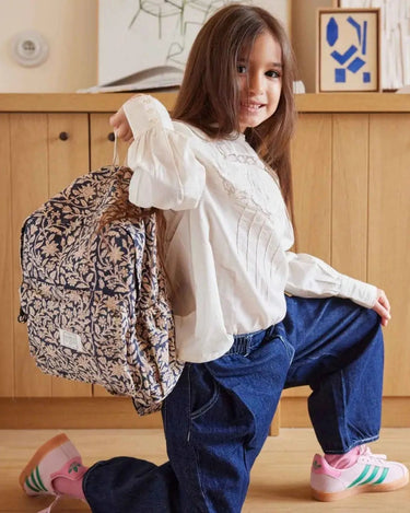 Mochilas infantiles Bonheur du Jour: modelo Goa Indigo sostenido junto al cuerpo