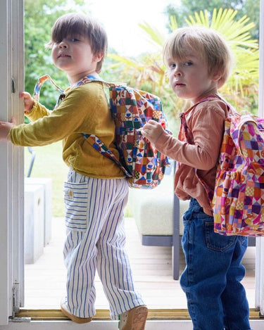 Mochilas infantiles Bonheur du Jour en uso, con Patchy Blue a la izquierda y otro color a la derecha