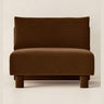 Módulo central de sofá de terciopelo marrón de Ferm Living, terciopelo marrón: módulo central marrón sin brazos, vista frontal.