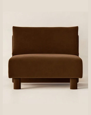 Módulo central de sofá de terciopelo marrón de Ferm Living, terciopelo marrón: módulo central marrón sin brazos, vista frontal.