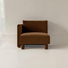 Módulo chaise longue izquierdo de terciopelo marrón de Ferm Living, terciopelo marrón: módulo alargado marrón con brazo izquierdo, vista frontal junto a cortina.