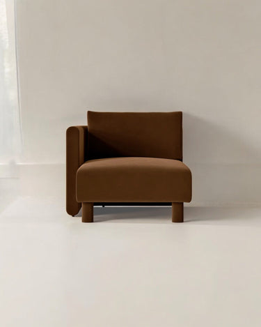Módulo chaise longue izquierdo de terciopelo marrón de Ferm Living, terciopelo marrón: módulo alargado marrón con brazo izquierdo, vista frontal junto a cortina.