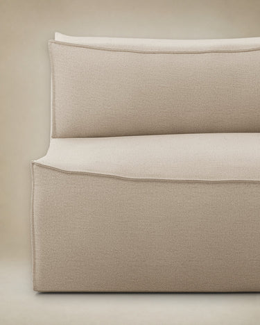 Módulo de Ferm Living: detalle de respaldo y asiento de extremo abierto; ribetes y textura clara.