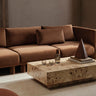 Módulo de sofá con brazo izquierdo de terciopelo marrón de Ferm Living, terciopelo marrón: composición de sofá modular marrón en un salón con mesa de piedra.