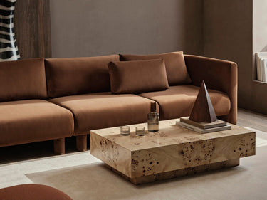 Módulo de sofá con brazo izquierdo de terciopelo marrón de Ferm Living, terciopelo marrón: composición de sofá modular marrón en un salón con mesa de piedra.