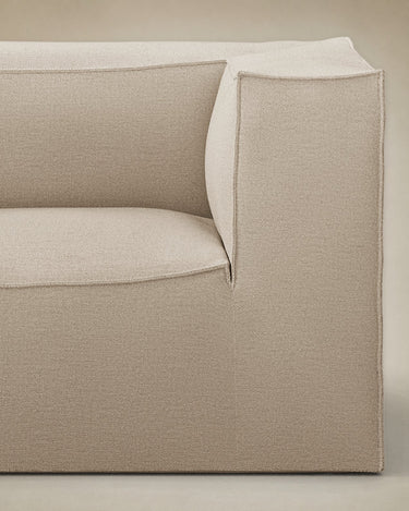 Módulo de Ferm Living: detalle del brazo derecho, respaldo y asiento con costuras de borde.