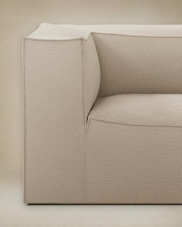 Módulo de Ferm Living: detalle del brazo izquierdo y su encuentro con respaldo y asiento; ribetes visibles.