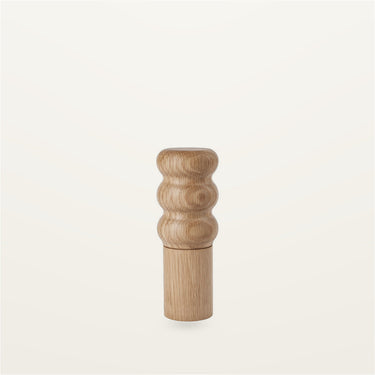 Molinillo de roble aceitado con relieve ondulado de Broste Copenhagen