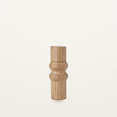 Molinillo de roble aceitado de silueta cóncava de Broste Copenhagen