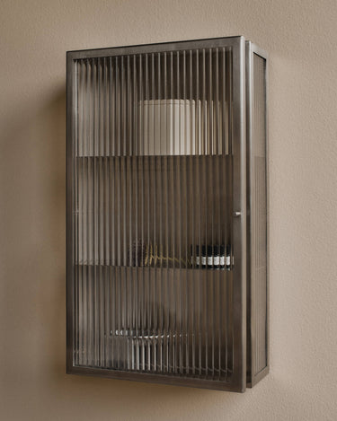 Armario de pared Haze con vidrio acanalado y acero cepillado